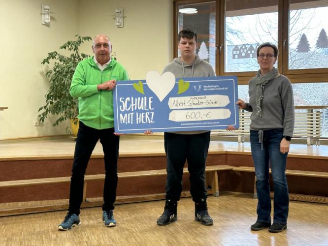 uebergabe_spendencheck.jpeg